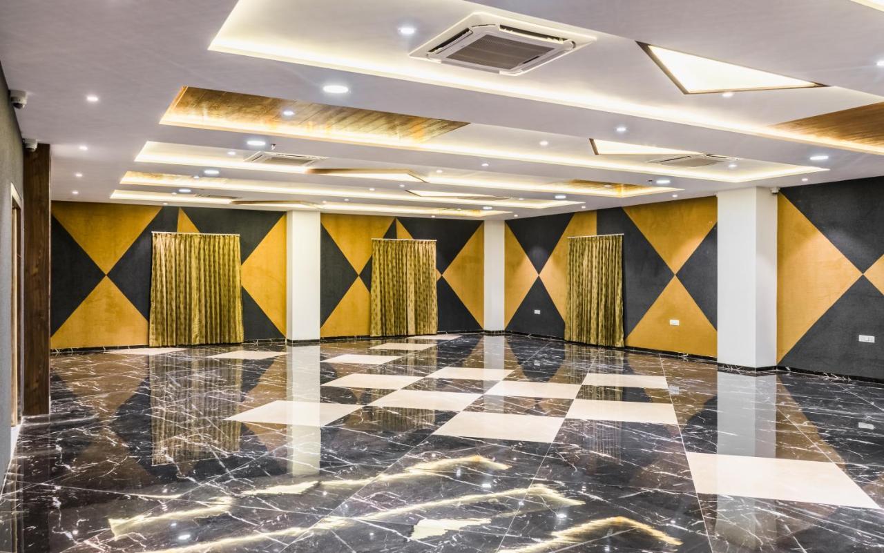 Meridian Hotel & Banquet Surat Eksteriør bilde